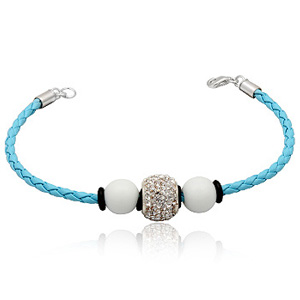 Charmfuldt læderarmbånd med Swarovski og hvide glaskugler